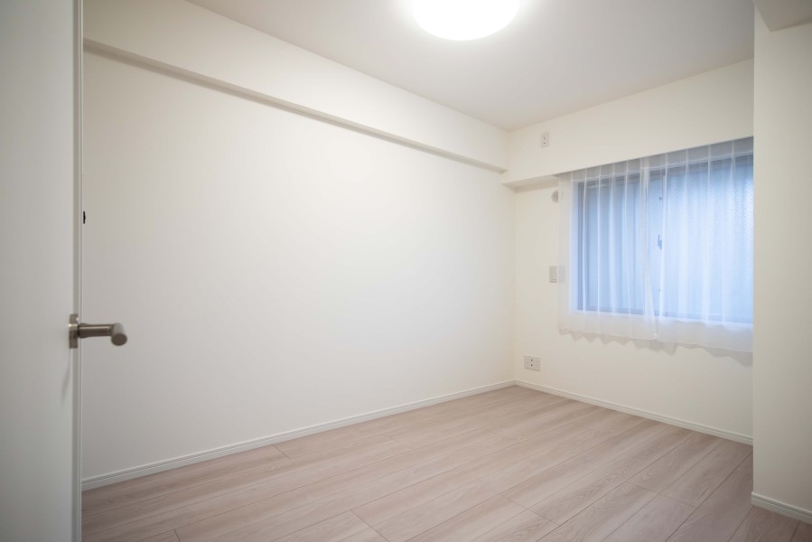 洋室1は廊下からアクセスするプライベートルーム。クローゼットがあるので、居室部分を余すことなく使えるよう、住まう人を思った工夫が施されたお部屋です。