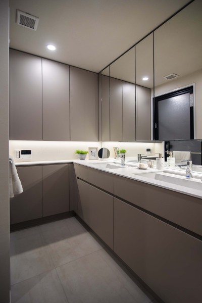 洗面化粧台は、キッチンと同じく田中工藝製で上品さが宿ります。大きな三面鏡で身だしなみのチェックもしやすい洗面台です。三面鏡裏が収納で、小物類が多い洗面まわりもすっきり整頓できます。