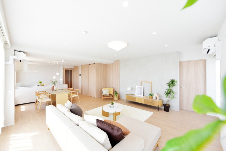 ルーフテラスに囲まれた約25.2帖の広々としたLDKです。床材は肌触りが良く、抗菌仕上げのものを採用しておりますので、素足でのびのび過ごしたくなるような空間に仕上げました。