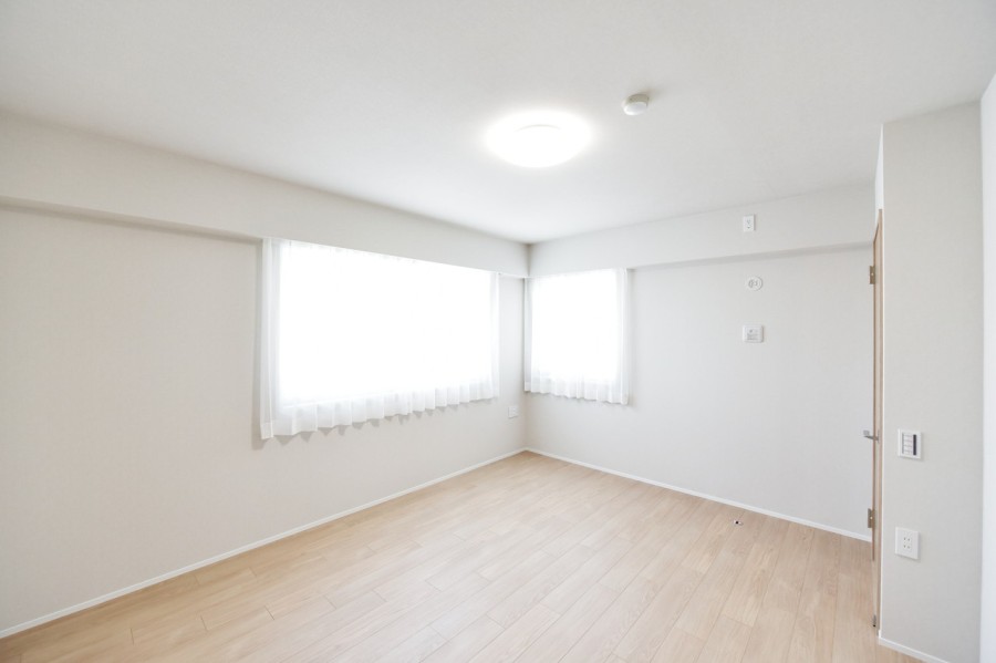 2面採光の洋室1（約8.9帖）は凹凸も少なく、ベッドを配置しても余裕をもってお使い頂けます。ウォークインクローゼットを備え付けましたのでお部屋は広々お使い頂けます。