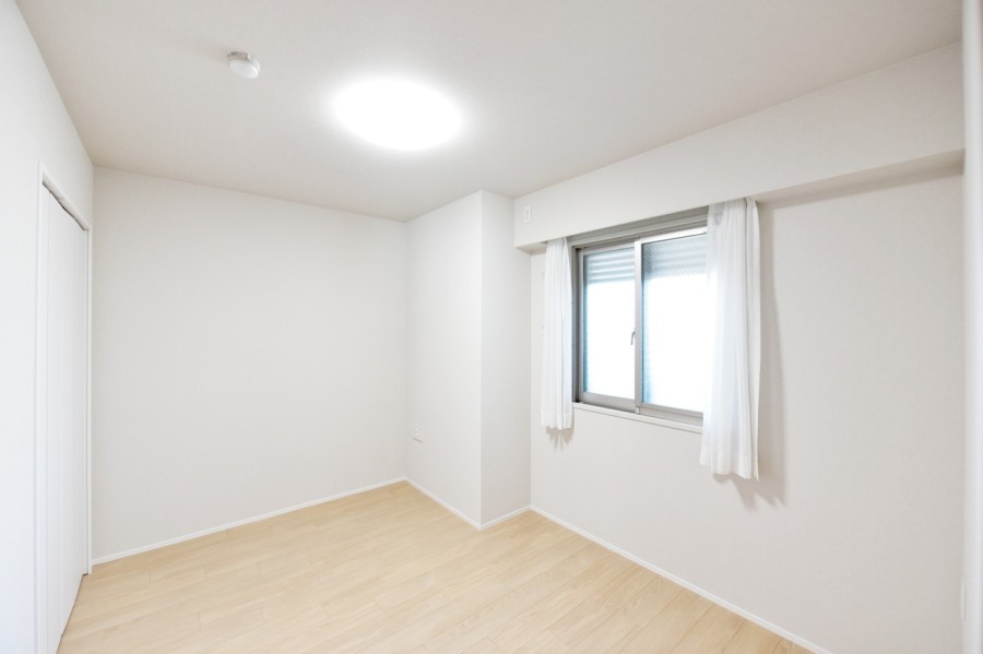 洋室3（約5.3帖）はリビングから離れ、静かに自分の時間や課題に集中できるプライベート空間です。窓から差し込む光が心地よい空間にしてくれます。