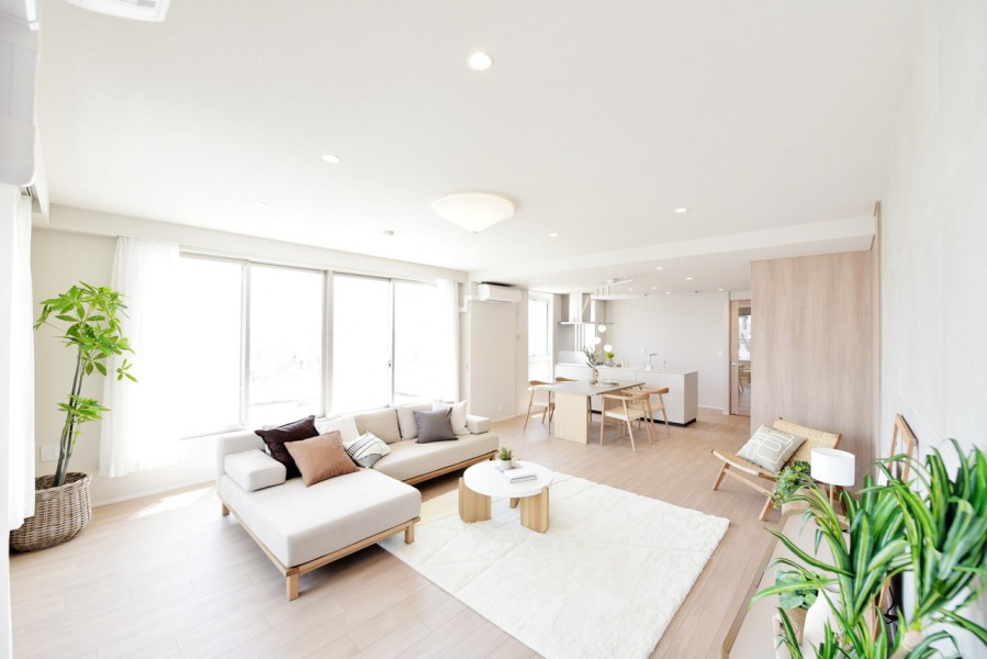 大型ルーフテラスに囲まれ、心地よいひと時を過ごせるLDKです。床暖房を完備しており、愛するペットも一緒に家族が自然と集まるくつろぎのスペースになりそうです。