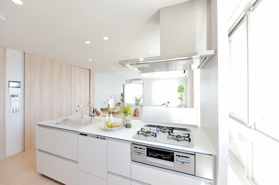 TOTO製システムキッチンクラッソ、クリスタルカウンターが透明感ある美しさを放ちます。シンプルながらも上質で、使い心地の良いキッチンです。水ほうき水栓やきれい除菌水が搭載されいつもきれいに保てます。