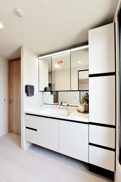 ゆったりとしたワイドな洗面台は、朝の忙しい時間帯も入浴後のプライベートな時間も快適にお過ごしいただけます。トールキャビネットを備え付けましたので、リネン類等の収納にも便利です。