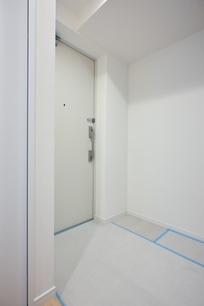 白を基調とした清潔感のある玄関です。人感センサー照明のため帰宅時に暗闇の中手探りでスイッチを探す必要がなく、明るい空間が出迎えてくれます。