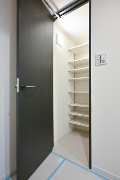 玄関にはシューズインクローゼットが備え付けられています。収納するものによって高さが調整できる可動棚が便利です。