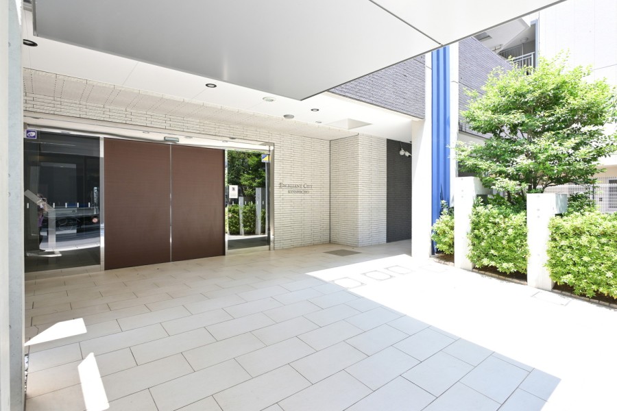 高級感と気品が溢れるエントランスです。堂々たる趣の中に自然の潤いも感じる外観は、住まう方が描くライフステージを実現させます。