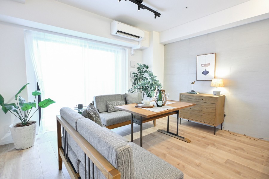 南向き・１１階部分の陽当たり良好なLDKです。壁には流れ目模様が特徴のタイルとアートなどを飾るのに便利なピクチャーレールを施しました。