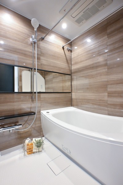 光沢のある木目調パネルが高級感を漂わせるバスルームです。毎日のバスタイムを贅沢に、豊かにしてくれる空間です。