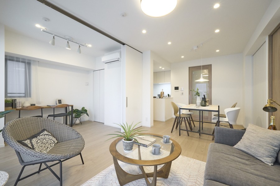 約15.4帖のリビングダイニングキッチンです。床暖房が敷設されており、一年中快適にお過ごしいただけます。また、ピクチャーレールを設置したので、アートやグリーンを壁を傷つけずに飾ることができます。