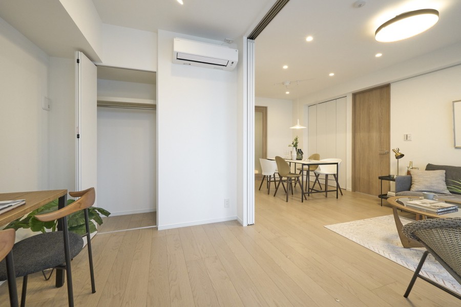 洋室2と同様にリビングに隣接した洋室3です。普段は引き戸を開放し拡張リビングとして使ったり、来客時は引き戸を閉めてプライベート空間を隠したり、フレキシブルにお使いいただけます。