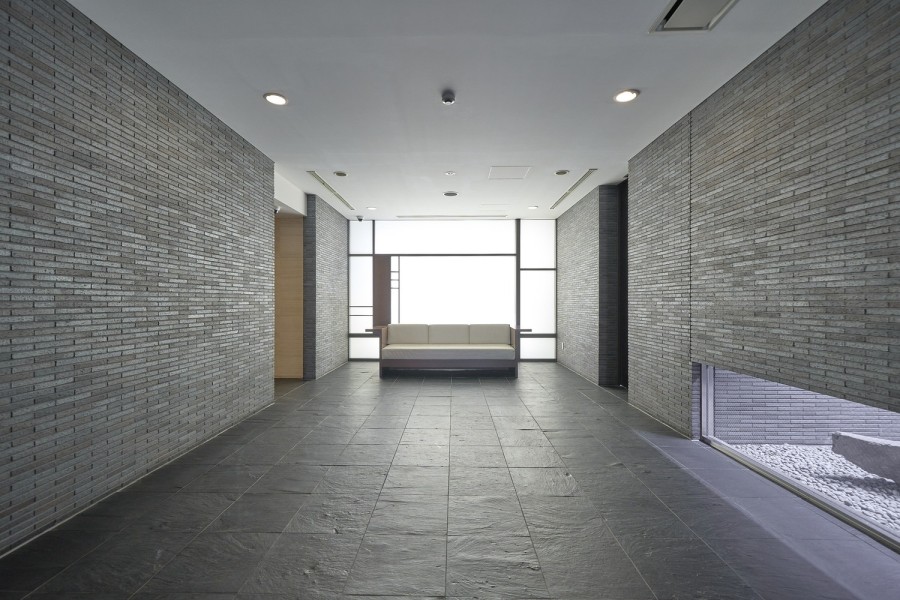 モダンで気品溢れるエントランスロビーです。お手入れが行き届いた綺麗な共用部が、安らぎに満ちた暮らしへ誘います。