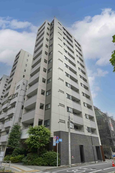 ＪＲ山手線『大塚』駅徒歩7分、東京メトロ丸ノ内線『新大塚』駅徒歩6分、都電荒川線『向原』駅徒歩2分と、交通利便性に長けた場所に位置するマンションです。