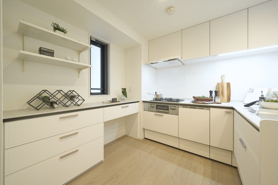 窓からの光を取り込む明るく、換気がしやすいキッチンです。収納も作業スペースも広く、快適な家事動線が確保されています。