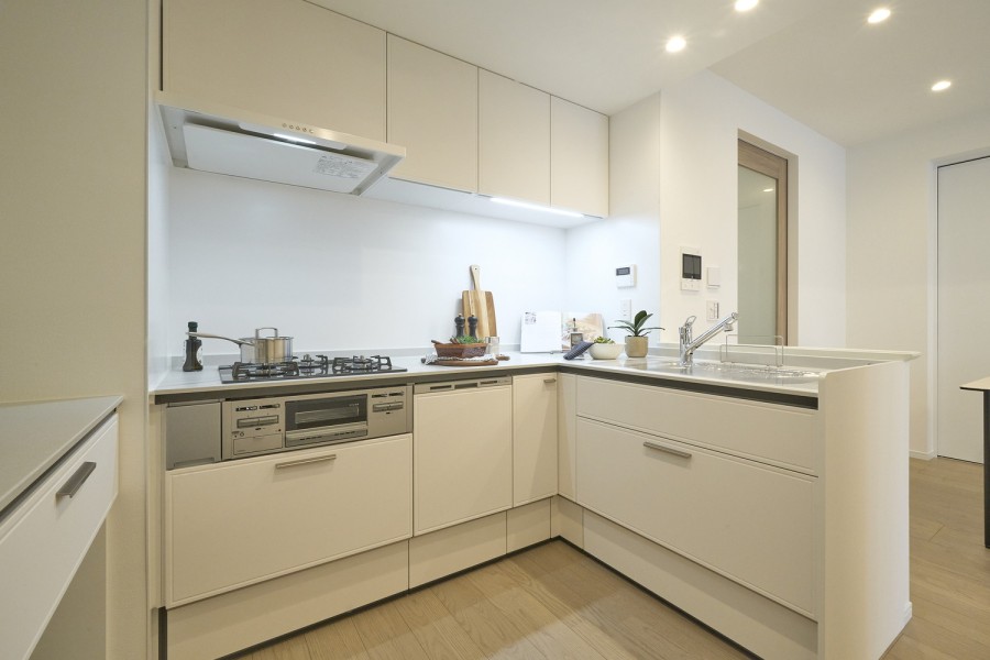 お部屋の雰囲気に溶け込む、インテリアの一部のようなオープンキッチンです。リビングダイニングにいるご家族とコミュニケーションを取りながらお料理ができます。