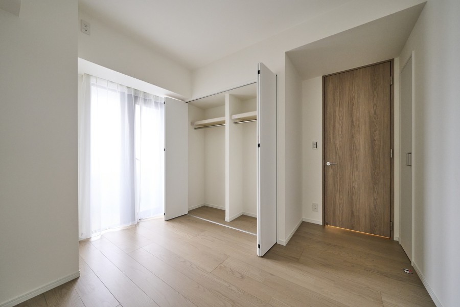 約6.1帖の洋室1はリビングから一番遠く、プライベート性が高いお部屋です。柔らかな光が長時間続くお部屋は主寝室にぴったりです。