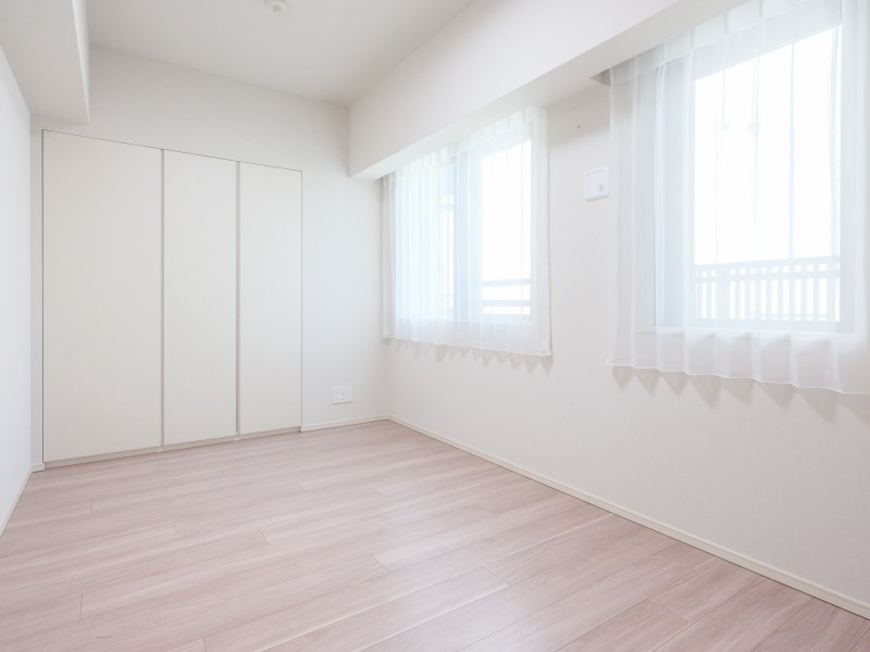 約6.5帖の洋室2です。窓から穏やかな自然光が入り、のびのびとお過ごしいただけるお部屋です。住まう方の趣味や感性で飾っていただける、シンプルで柔軟性のある内装です。