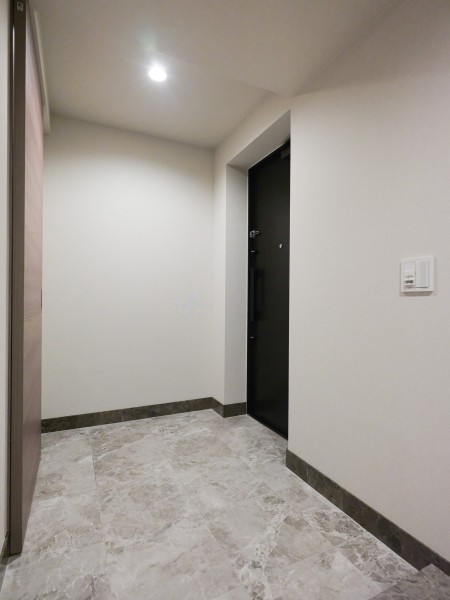 大理石調タイルで高級感漂う玄関ホールです。シューズインクローゼットあり。ゆとりがある空間のため、キャリーケースなど大きいお荷物の移動も快適です。