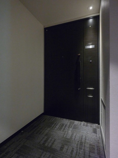 ホテルライクな内廊下設計で、プライバシーと安全性をしっかり確保しています。雨風の影響を受けず、快適で落ち着いた空間が広がります。