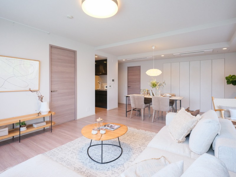 窓から注ぐ光に満たされる心地よいリビングダイニングです。床暖房が敷設され一年中快適にお過ごしいただけます。備え付けのピクチャーレールにはアートを飾って、お好みの空間づくりをお楽しみいただけます。