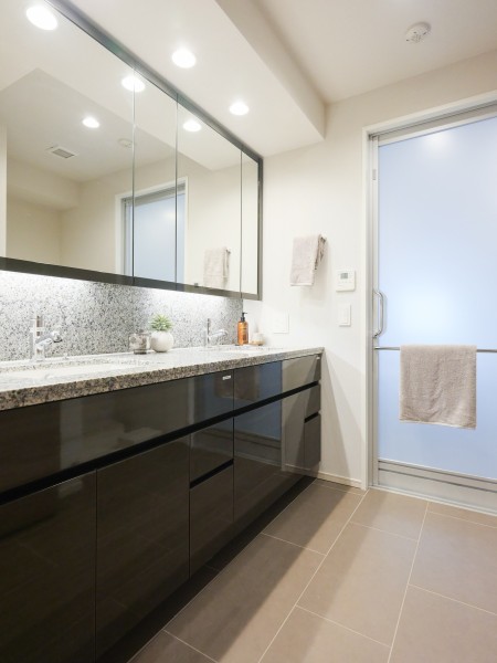 入浴後の豊かな時間を演出し、心からくつろげるプライベートスペースの洗面化粧室です。ダブルボウルの大きな洗面台は大きな鏡で身だしなみも整えやすく、朝の慌ただしい時間帯も快適です。