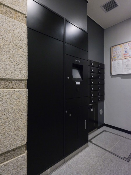 ◆宅配ボックス◆24時間いつでも荷物受け取りが可能。プライベートの時間を邪魔されず、配達時間も気にせず過ごすことができる便利な設備です。