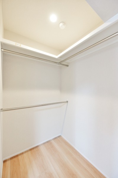 洋室2にはハンガーパイプに枕棚をつきの、大容量のウォークインクローゼットを設置しました。お気に入りのお洋服からかさばりがちな季節もののアウターなどもたっぷりと収納できますので、お部屋を広く使って頂けます。