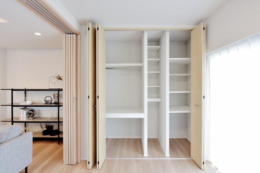 洋室3には機能的な収納棚が備え付けられた大容量のクローゼットがあります。小物から衣類まで収納しやすいクローゼットですので、物が整理しやすく、お部屋を広々お使い頂けます。