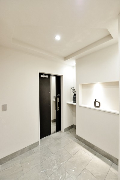 家の顔である玄関はゆったりとした開放的な空間で、家族やゲストを温かく迎え入れてくれます。ニッチを設置していますので、お気に入りの小物やアートなどでお好みの空間を演出して頂けます。