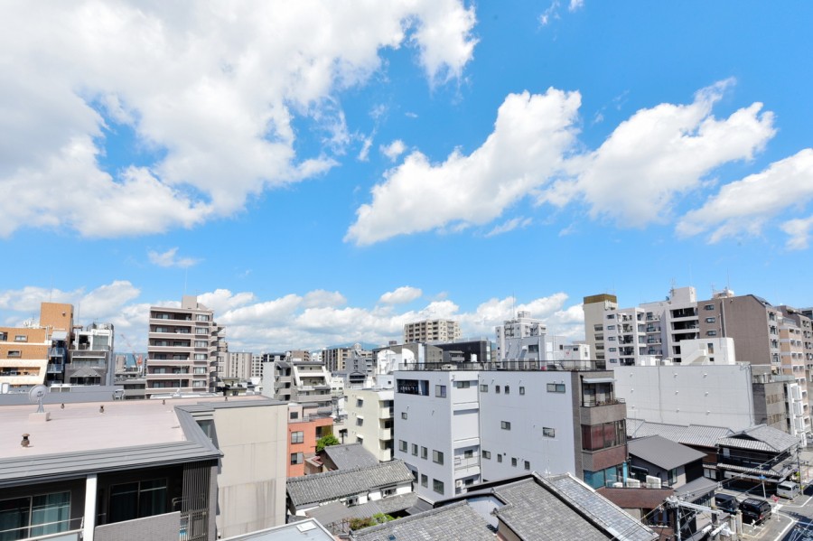 6階部分の東・西・北の三方角住戸につき、眺望・通風良好です。京都ならではの風情を感じられる立地で、古都の風情を感じる街並みと時間と共に変化する大きな空の眺めを感じられます。