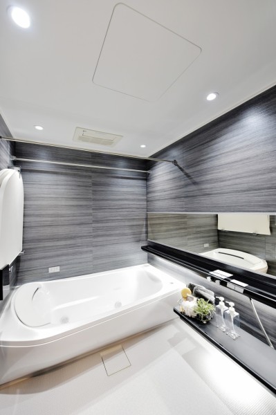 体をゆったりと包み込む浴槽が毎日の入浴時間を快適な時間に導いてくれます。広々とした1620サイズの浴室ですので、お子様とのバスタイムもゆっくりと楽しめます。浴室換気乾燥機完備で梅雨時の衣類の乾燥など一年中快適にお使い頂けます。