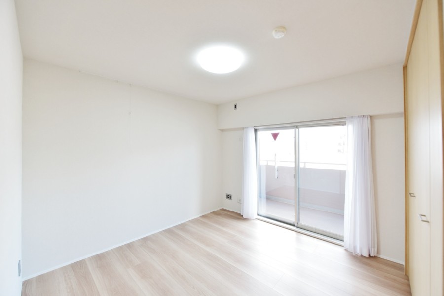 洋室1（約6.8帖）は凹凸も少なく家具の配置がしやすいお部屋です。リビングから離れて静かに体や心を休めることができる空間は、主寝室におすすめです。