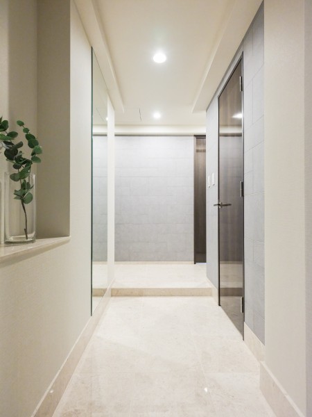 爽やかな白を基調にした玄関です。床に敷かれたタイルは廊下まで続いているので、統一感が保たれた空間です。