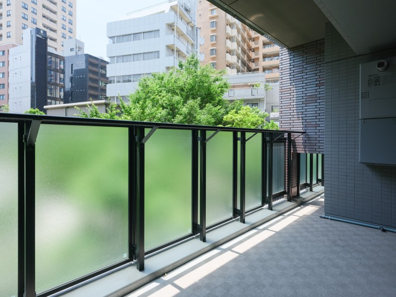 暮らしに大切な光と風を感じることができるバルコニーです。トップレールにはガラス手摺りが設置され、抜け感のある上品な空間を提供しています