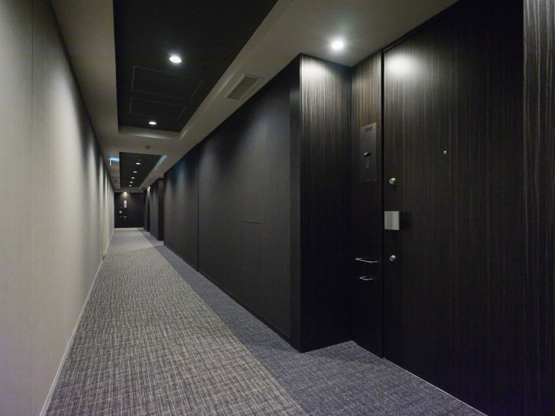 エレベーターを降りてお部屋へと続く廊下は、ホテルライクな内廊下設計です。外気の影響を受けにくく、プライバシーも守られやすいです。