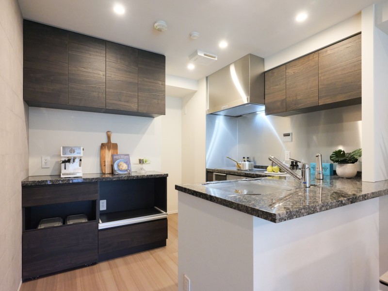 収納豊富なシステムキッチンは作業スペースにゆとりのあるL字型です。家事時短に便利な食洗機を搭載し、使い勝手の良いキッチンです。