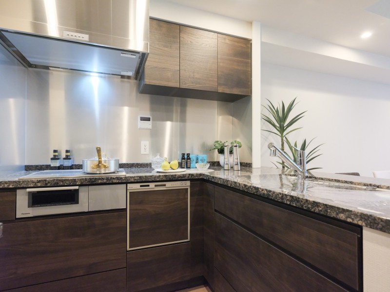 安心でお手入れがしやすいIHコンロが備わったキッチンです。ご家族やゲストの方と会話が弾むキッチン・ダイニング空間です。