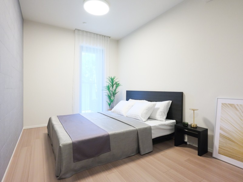 約7.0帖の洋室1はリビングから一番遠く、プライベート性が高いお部屋です。過ぎゆく時間をのんびりと感じることができるので、主寝室にぴったりです。