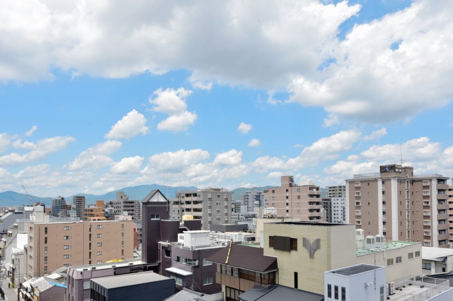 9階部分の北西角住戸につき、眺望・通風良好です。北側の広々としたバルコニーからは京都の夏の風物詩である五山の送り火（大文字）を望む眺望があり、京都らしい景色を楽しめます。（天候による）