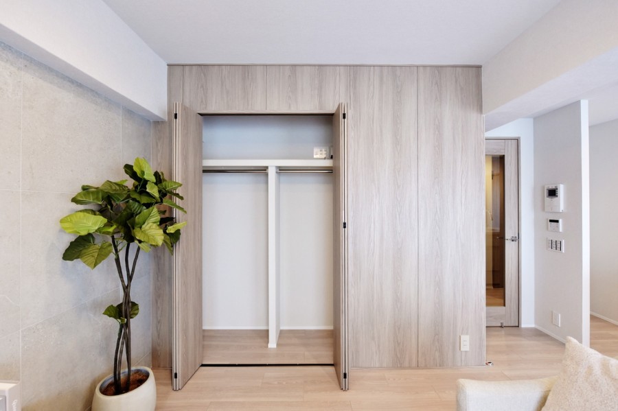 リビングにも１か所収納を設置していますので、共有して使用したいものや、ゲストのコートや上着をかけておくにも便利な収納です。ＬＤＫに物を減らして、すっきりとした空間を保てます。