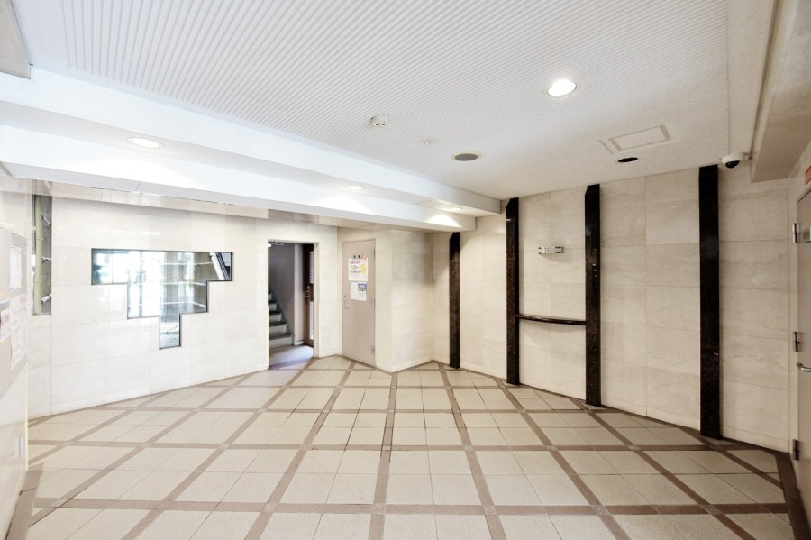 オートロック・宅配ボックスを完備しております。共用部分も綺麗に保たれており、維持管理体制も良好です。全戸角住戸、内廊下設計で居住される方のプライバシーにも配慮しています。