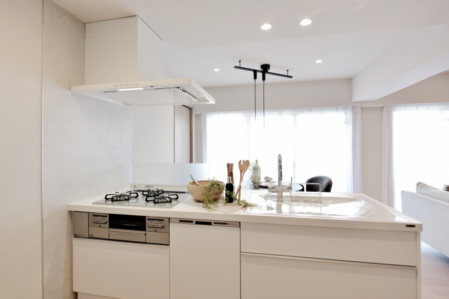 対面式のオープンキッチンを採用していますので、明るく開放的な空間で家事ができます。食器洗い器を備え付けていますので、家事の時短に役立ちます。