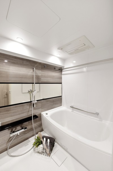 浴室は1418サイズのゆったりとした広さです。汚れがつきにくい素材を使用し、毎日のお手入れも楽々です。横長の鏡で浴槽内でも使用でき、快適な入浴時間をお楽しみいただけます。