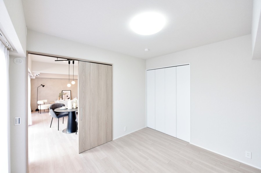 洋室1（約6.1帖）はリビングに隣接しており、扉を開放して拡張リビングとしても使用できるフレキシブルなお部屋です。ライフスタイルや家族構成に合わせて使い分けできるので便利です。