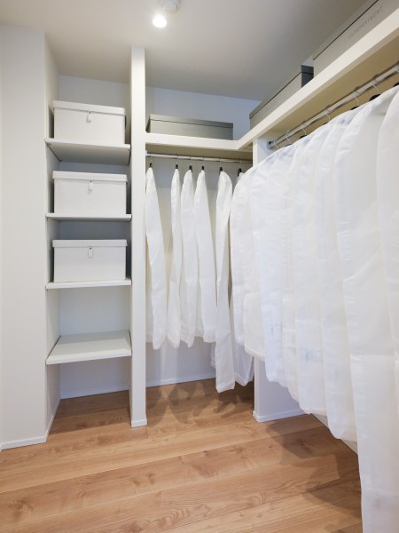 洋室1の頼もしい収納力を誇るウォークインクローゼットです。便利なハンガーパイプや枕棚付きでたっぷり収納いただけます。