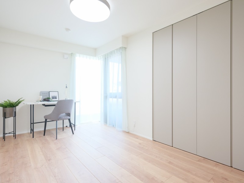 約6.3帖の洋室3です。穏やかな自然光が入り、のびのびとお過ごしいただけるお部屋です。家具の配置しやすい凹凸の少ないお部屋です。他に約6.1帖の洋室4もご用意しております。