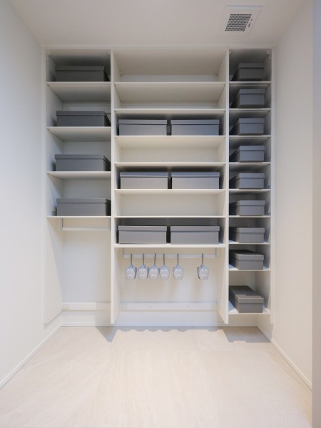玄関からアクセスできるシューズインクローゼットです。豊富な可動棚付きでシューズはもちろん、アウトドアグッズや雨具なども収納可能です。