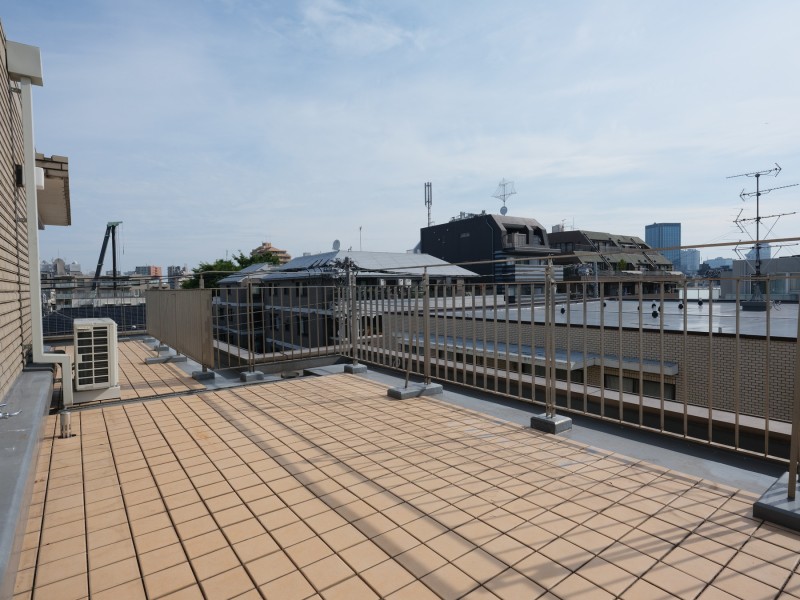 最上階の約37m²の広さを誇るルーフバルコニーです。都心の喧騒を忘れる、開放感に満ちた贅沢な空間です。