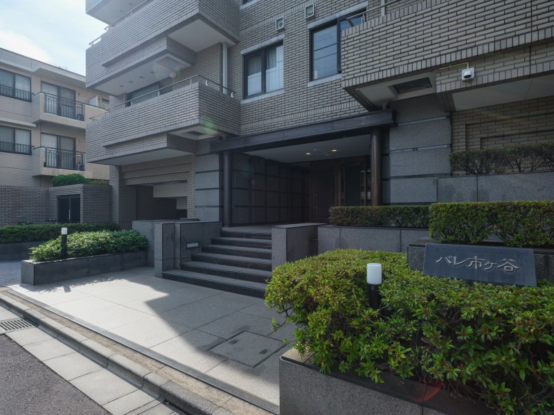 高級感と気品が溢れるエントランスです。モダンで清潔感漂う共用部から、丁寧に管理されてきたと感じられるレジデンスです。