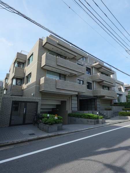 長谷工コーポレーション・丸紅不動産旧分譲の管理体制良好なレジデンスです。 清潔感と品格を兼ね備えた外観と共用部が、住まう方を静かに迎え入れます。